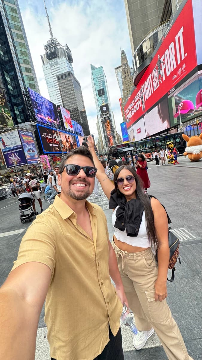 Giovanni e Carolina na Times Square, Nova York